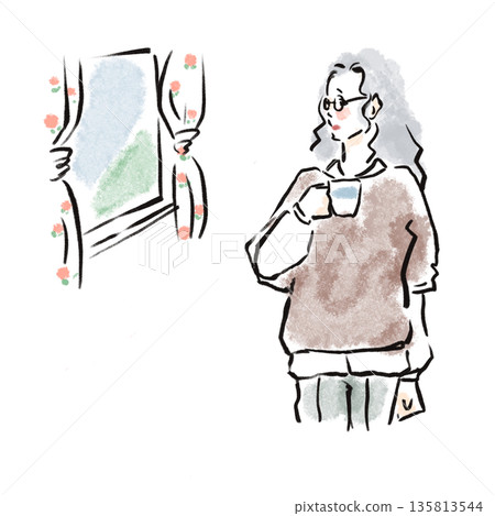 一位老婦人靠在窗邊喝咖啡，放鬆身心。 135813544