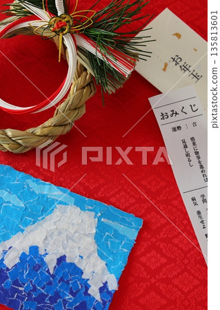 新年圖片（壓歲錢、簽語、新年賀卡、富士山、裝飾品）[紅色背景，日式風格，簡約，留白] 135813601