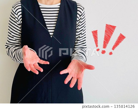 A woman explaining with gestures 135814126