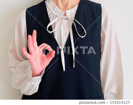 女子用手比出OK手勢 女子用手比出OK手勢 135814127