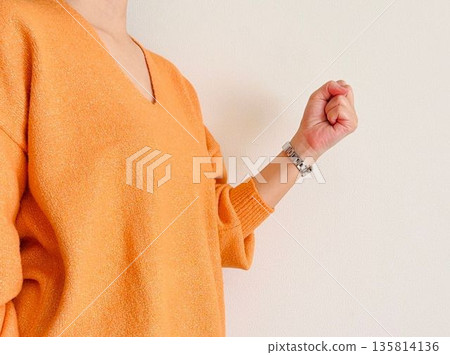 一名女子握緊拳頭 一名女子握緊拳頭 135814136