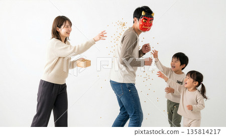 家庭在節日播種豆 135814217