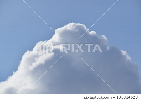 冬天藍天和白色雲彩 135814528