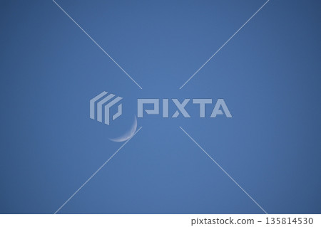 月亮漂浮在天空中 135814530