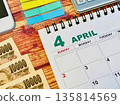 四月日曆和金錢 135814569