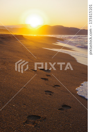 View of the sunset from Yuhigaura Beach in Kyotango City, Kyoto Prefecture 135815101