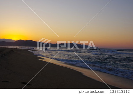 View of the sunset from Yuhigaura Beach in Kyotango City, Kyoto Prefecture 135815112