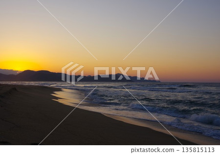 從京都府京丹後市夕日浦海灘欣賞日落 135815113