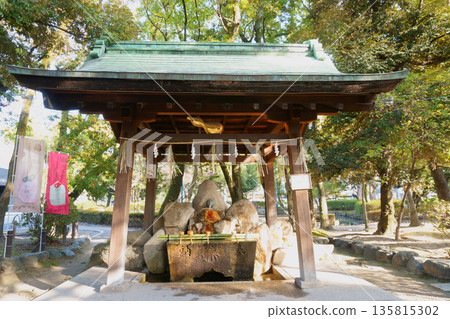 A chozuya with a golden gourd at Toyokuni Shrine 135815302