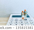 計算器和微型（老年夫婦） 135815381