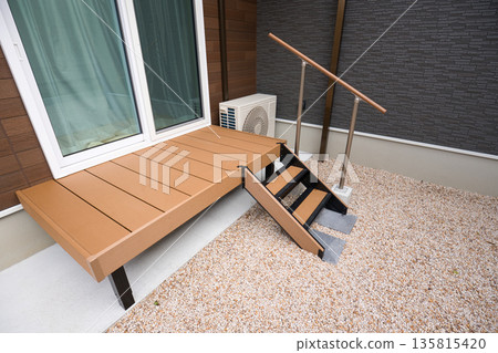 住宅圖：木質露台 135815420