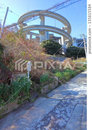 從岩黑島看到的瀨戶內大橋、岩黑島IC環橋以及開發時期的公共水井(香川縣坂出市) 從岩黑島看到的瀨戶內大橋、岩黑島IC環橋以及開發時期的公共水井(香川縣坂出市) 135815584