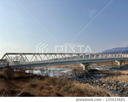 群馬縣澀川市,冬日藍天下的利根川和大正橋 群馬縣澀川市,冬日藍天下的利根川和大正橋 135815681