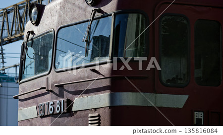 ED76型81號電力機車的車頭已經顯露出歲月的痕跡。 ED76型81號電力機車的車頭已經顯露出歲月的痕跡。 135816084