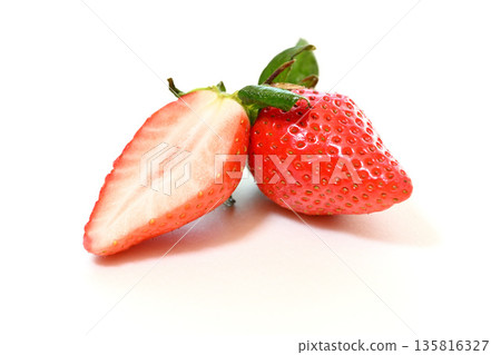 一顆香甜可口的草莓（產自埼玉縣的彌生姬）的橫切面特寫 135816327