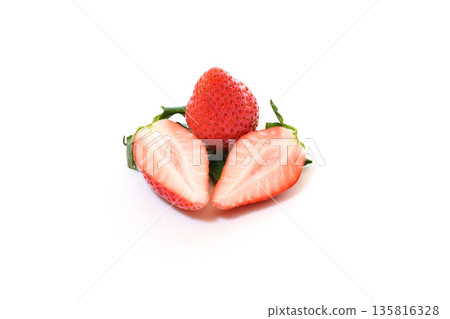 一顆香甜可口的草莓(產自埼玉縣的彌生姬)的橫切面特寫 一顆香甜可口的草莓(產自埼玉縣的彌生姬)的橫切面特寫 135816328