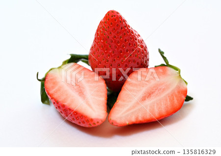 一顆香甜可口的草莓(產自埼玉縣的彌生姬)的橫切面特寫 一顆香甜可口的草莓(產自埼玉縣的彌生姬)的橫切面特寫 135816329