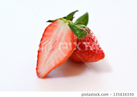 一顆香甜可口的草莓(產自埼玉縣的彌生姬)的橫切面特寫 一顆香甜可口的草莓(產自埼玉縣的彌生姬)的橫切面特寫 135816330