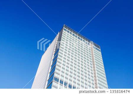 看摩天大樓的辦公室鎮的風景 135816474