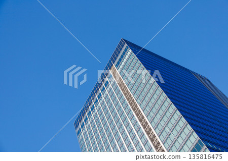 蔚藍的天空中閃耀的高層建築 蔚藍的天空中閃耀的高層建築 135816475