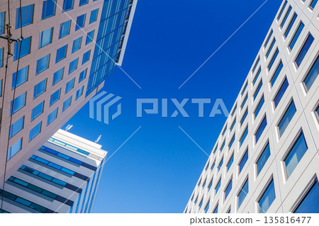 從建築物的山谷仰望天空 135816477