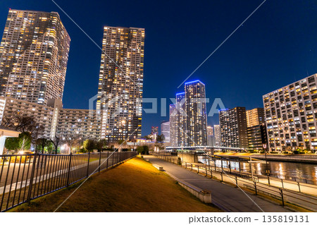 東京灣地區塔樓大廈的“東京”夜景 135819131