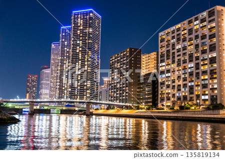 東京灣地區塔樓大廈的“東京”夜景 東京灣地區塔樓大廈的“東京”夜景 135819134