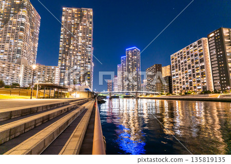 東京灣地區塔樓大廈的“東京”夜景 135819135