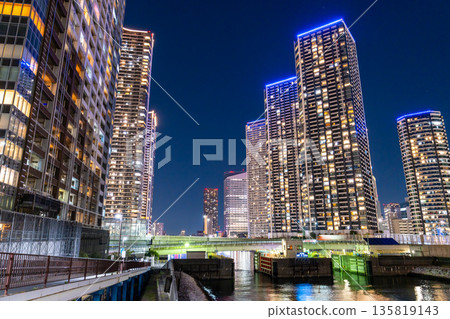 東京灣地區塔樓大廈的“東京”夜景 135819143