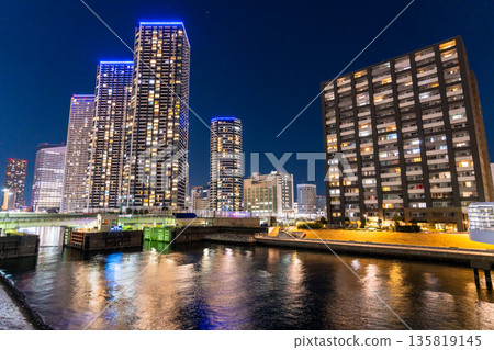 東京灣地區塔樓大廈的“東京”夜景 135819145