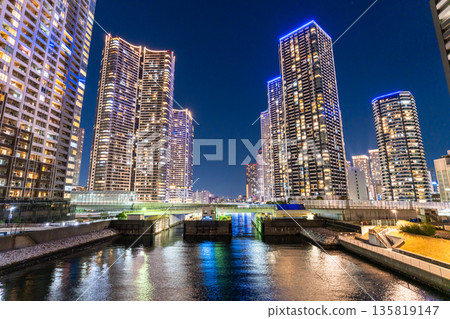 東京灣地區塔樓大廈的“東京”夜景 135819147