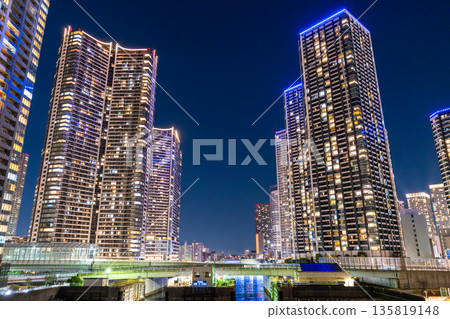 東京灣地區塔樓大廈的“東京”夜景 135819148