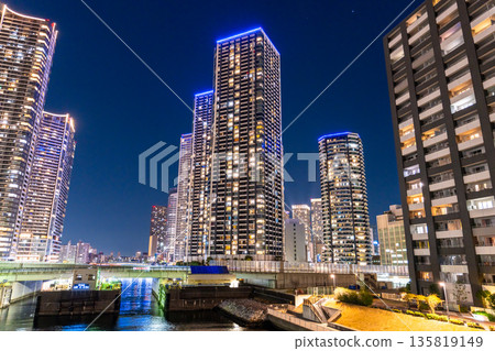 東京灣地區塔樓大廈的“東京”夜景 135819149