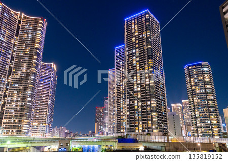 東京灣地區塔樓大廈的“東京”夜景 135819152