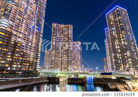 東京灣地區塔樓大廈的“東京”夜景 135819154