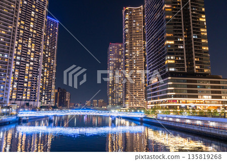 東京灣地區塔樓大廈的“東京”夜景 135819268