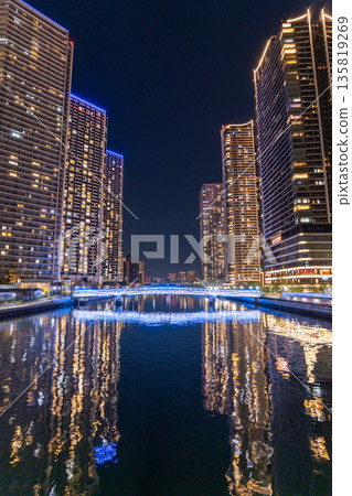 東京灣地區塔樓大廈的“東京”夜景 135819269