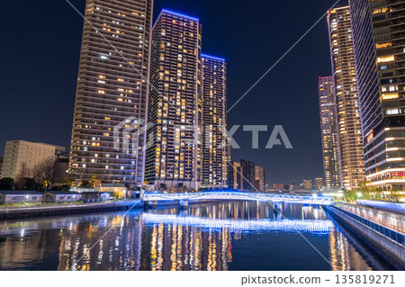 東京灣地區塔樓大廈的“東京”夜景 東京灣地區塔樓大廈的“東京”夜景 135819271
