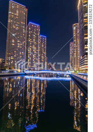 東京灣地區塔樓大廈的“東京”夜景 135819272