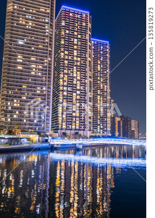 東京灣地區塔樓大廈的“東京”夜景 東京灣地區塔樓大廈的“東京”夜景 135819273
