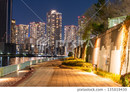 東京灣地區塔樓大廈的“東京”夜景 135819430