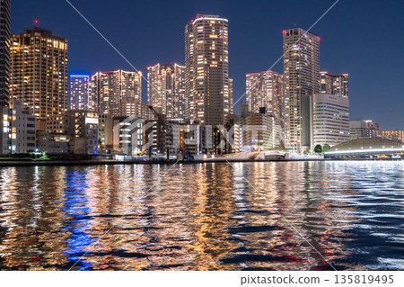 東京灣地區塔樓大廈的“東京”夜景 東京灣地區塔樓大廈的“東京”夜景 135819495
