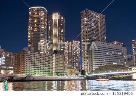東京灣地區塔樓大廈的“東京”夜景 135819496
