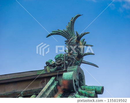 A shachihoko (a type of carp) decorating the roof of Hirosaki Castle's main tower and the blue sky (Hirosaki City, Aomori Prefecture) A shachihoko (a type of carp) decorating the roof of Hirosaki Castle's main tower and the blue sky (Hirosaki City, Aomori Prefecture) 135819502