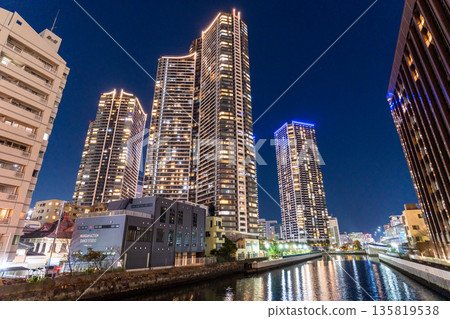 東京灣地區塔樓大廈的“東京”夜景 東京灣地區塔樓大廈的“東京”夜景 135819538