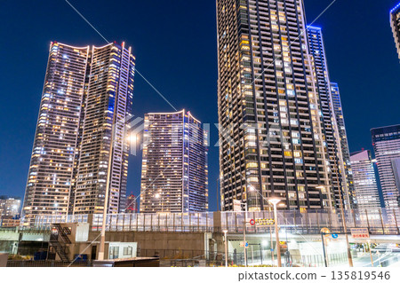 東京灣地區塔樓大廈的“東京”夜景 135819546