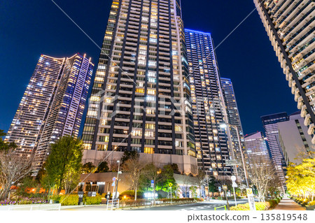 東京灣地區塔樓大廈的“東京”夜景 東京灣地區塔樓大廈的“東京”夜景 135819548