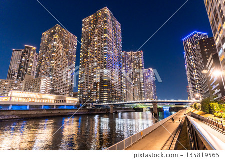 東京灣地區塔樓大廈的“東京”夜景 135819565