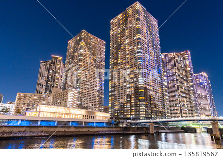 東京灣地區塔樓大廈的“東京”夜景 135819567