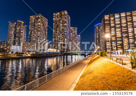 東京灣地區塔樓大廈的“東京”夜景 東京灣地區塔樓大廈的“東京”夜景 135819576
